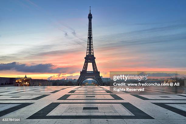 eiffel tower in paris - quartier du trocadero bildbanksfoton och bilder