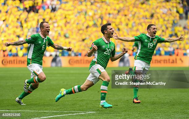 Paris , France - 13 June 2016; Wes Hoolahan, centre, of Republic of Ireland celebrates after he scored his side's first goal during the UEFA Euro...
