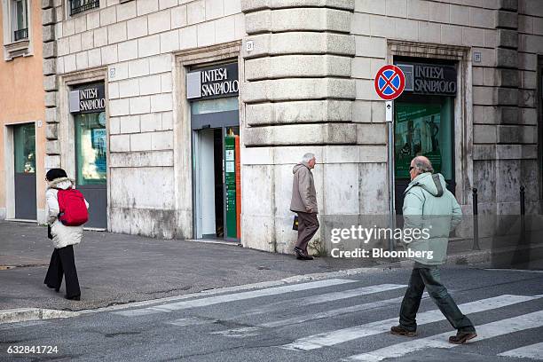 Pedestrians pass an Intesa Sanpaolo SpA bank branch in Rome, Italy, on Friday, Jan. 27, 2017. Intesa Chief Executive Officer Carlo Messina, whose...