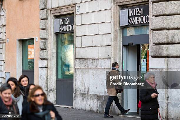 Pedestrians pass an Intesa Sanpaolo SpA bank branch in Rome, Italy, on Friday, Jan. 27, 2017. Intesa Chief Executive Officer Carlo Messina, whose...