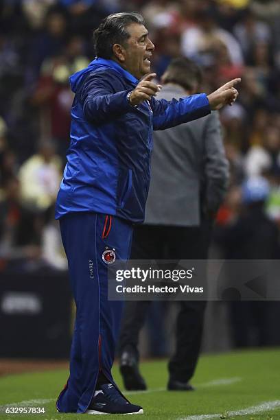 Carlos Reinoso, Head Coach of Veracruz gives instructions to his players during the 4th round match between America and Veracruz as part of the...