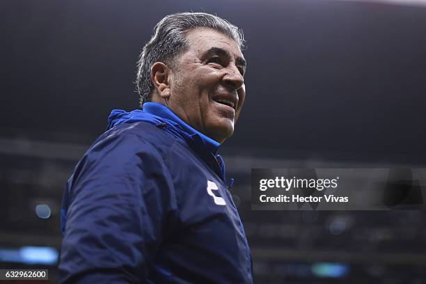 Carlos Reinoso, Head Coach of Veracruz looks on during the 4th round match between America and Veracruz as part of the Torneo Clausura 2017 Liga MX...