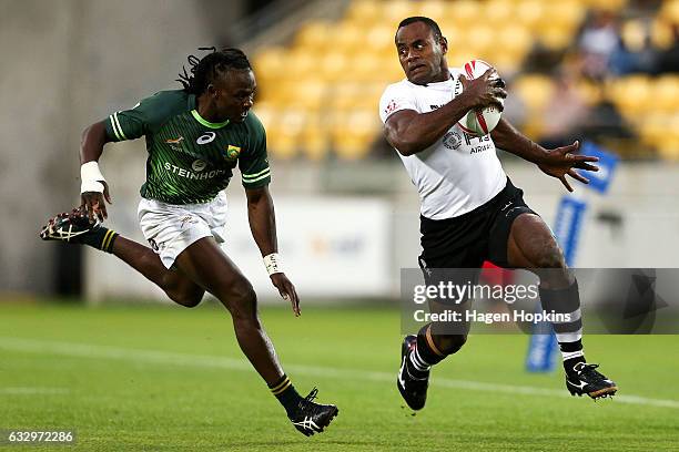 Samisoni Viriviri of Fiji beats the challenge of Seabelo Senatla of South Africa in the Cup Final match between Fiji and South Africa during the 2017...