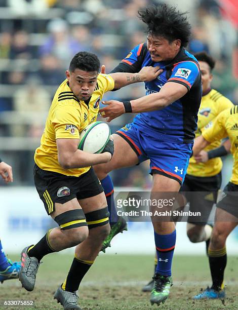 Hendrik Tui of Suntory Sungoliath makes a break during the 54th Japan Rugby Championship Final between Suntory Sungoliath and Panasonic Wild Knights...