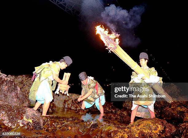Macuri Ritual Mekari Ritual Photos and Premium High Res Pictures - Getty Images