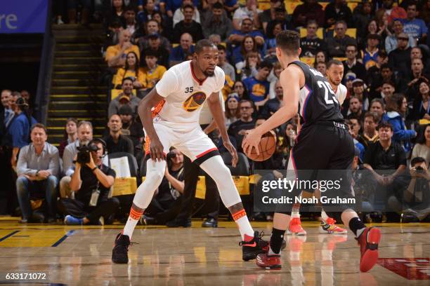 Kevin Durant of the Golden State Warriors plays defense against Austin Rivers of the LA Clippers on January 28, 2017 at ORACLE Arena in Oakland,...