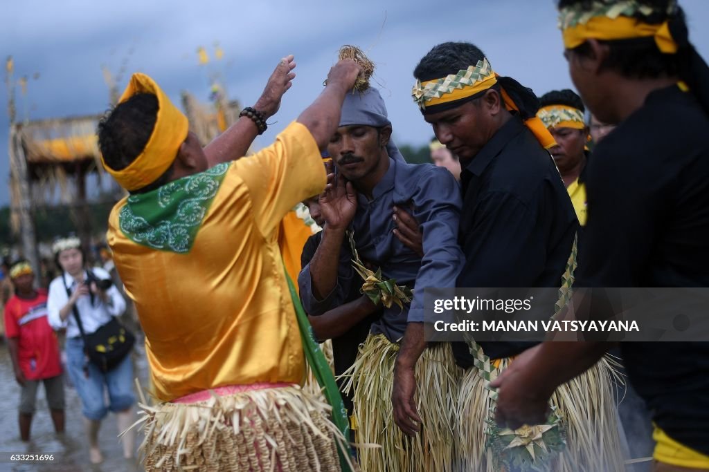Macuri Ritual A Malaysian indigenous Mah Meri tribal shaman performs rituals during ...