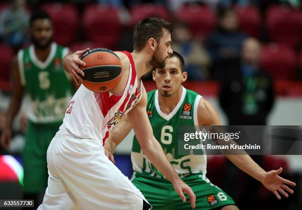 Vangelis Mantzaris, #17 of Olympiacos Piraeus competes with Paul Stoll, #6 of Unics Kazan during the 2016/2017 Turkish Airlines EuroLeague Regular...