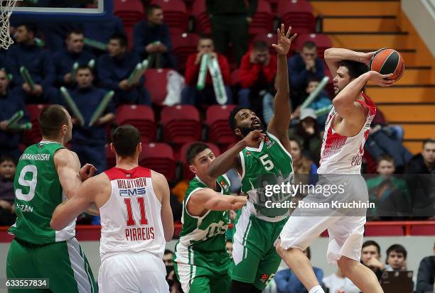 Kostas Papanikolau,#16 of Olympiacos Piraeus competes with Keith Langford, #5 of Unics Kazan during the 2016/2017 Turkish Airlines EuroLeague Regular...