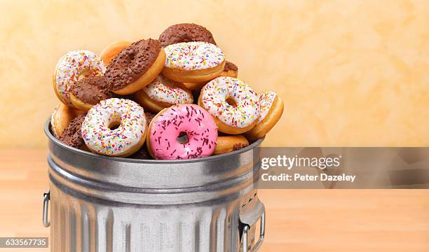 doughnuts in bin - transfettsäure stock-fotos und bilder