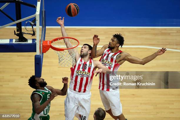 Kostas Papanikolau,#16 of Olympiacos Piraeus competes with Keith Langford, #5 of Unics Kazan during the 2016/2017 Turkish Airlines EuroLeague Regular...