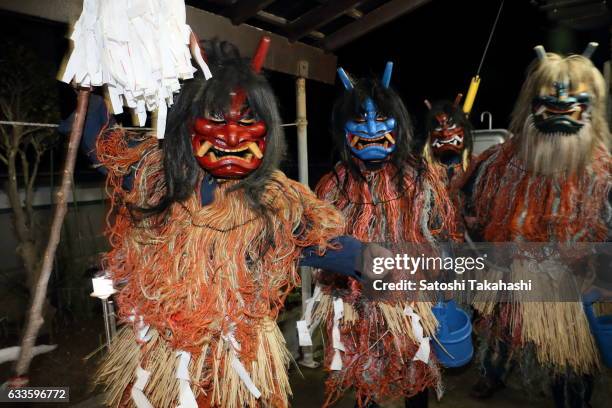 Namahage deities go around visiting the houses of Sugoroku district while shouting loudly to people Are there any crying children here? Any children...