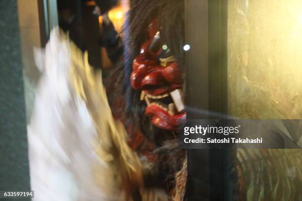 Namahage deity goes around visiting the houses of Sugoroku district while shouting loudly to people Are there any crying children here? Any children...