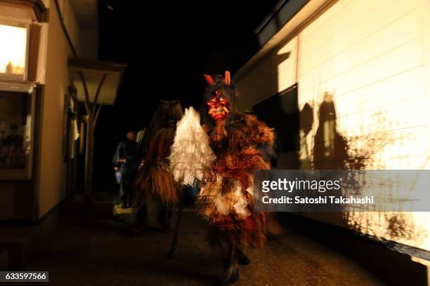 Namahage deities go around visiting the houses of Sugoroku district while shouting loudly to people Are there any crying children here? Any children...