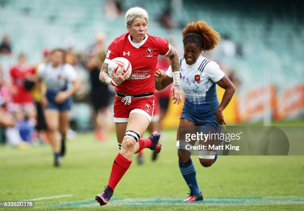 Jennifer Kish of Canada makes a break during the womens pool match between Canada and France in the 2017 HSBC Sydney Sevens at Allianz Stadium on...