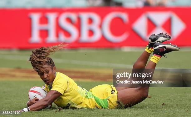 Ellia Green of Australia scoes a try during the pool match between Australia and Ireland in the 2017 HSBC Sydney Sevens at Allianz Stadium on...