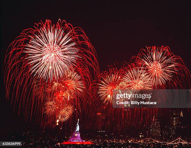 4th of july fireworks over the statue of liberty - 100th anniversary stockfoto's en -beelden