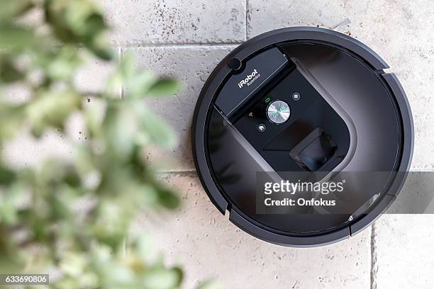 irobot roomba 980 cleaning vacuum - tufa stock pictures, royalty-free photos & images