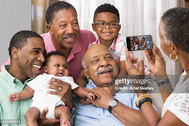 black family taking cell phone photograph - 曾孫息子 ストックフォトと画像