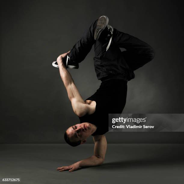 caucasian dancer posing - top 20 breakdance moves fotografías e imágenes de stock