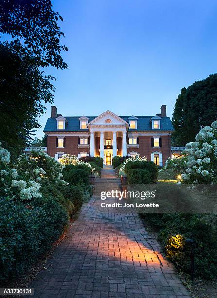 facade of grand mansion - mansão imponente imagens e fotografias de stock