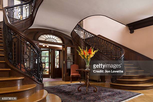 grand staircase in grand mansion - luxury mansion interior stock pictures, royalty-free photos & images