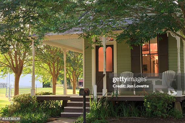 cottage front porch - southern usa fotografías e imágenes de stock