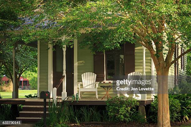 cottage front porch - veranda maison stock pictures, royalty-free photos & images