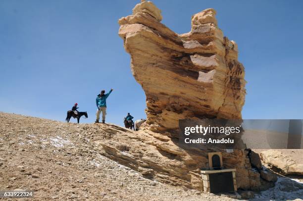 An expeditionary greets arriving at the top of Espinacito Portuzuelo , in the framework of the bicentenary of Cruce de los Andes 2017, in the...