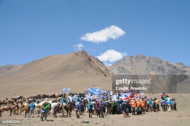 An expeditionary greets arriving at the top of Espinacito Portuzuelo , in the framework of the bicentenary of Cruce de los Andes 2017, in the...