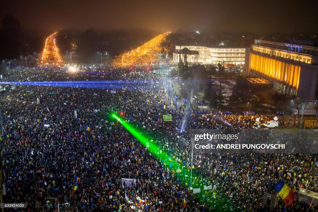 TOPSHOT-ROMANIA-POLITICS-CORRUPTION-PROTEST