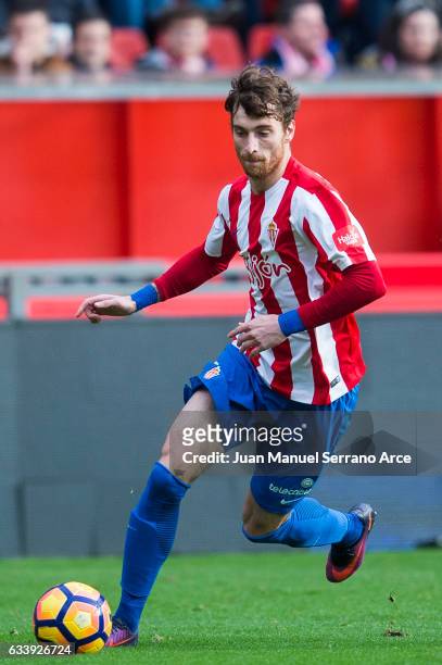 Fernando Amorebieta of Real Sporting de Gijon controls the ball during the La Liga match between Real Sporting de Gijon and Deportivo Alaves at...