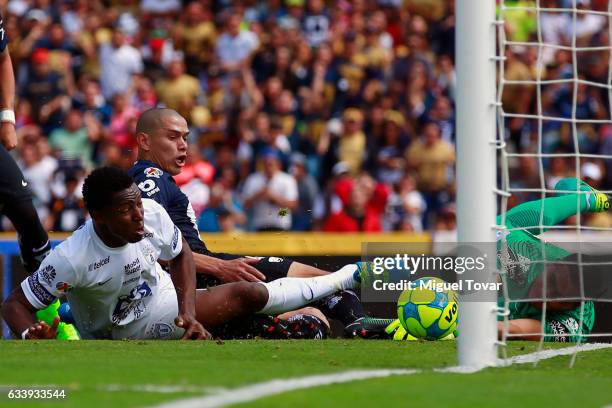 Dario Veron of Pumas kicks the ball to score the first goal of his team during the 5th round match between Pumas UNAM and Pachuca as part of the...