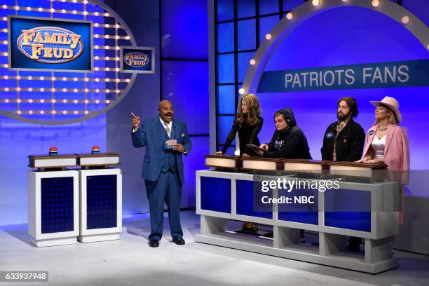 Kristen Stewart" Episode 1717 -- Pictured: Kenan Thompson as Steve Harvey, host Kristen Stewart as Gisele Bündchen, Bobby Moynihan as Bill Belichick,...