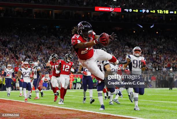 Devonta Freeman of the Atlanta Falcons runs for a 5-yard touchdown in the second quarter against the New England Patriots during Super Bowl 51 at NRG...