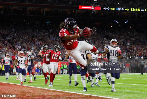 Devonta Freeman of the Atlanta Falcons runs for a 5-yard touchdown in the second quarter against the New England Patriots during Super Bowl 51 at NRG...