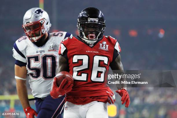 Tevin Coleman of the Atlanta Falcons scores a touchdown on a 6 yard reception over Rob Ninkovich of the New England Patriots in the third quarter...
