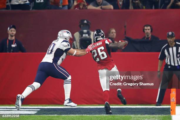 Tevin Coleman of the Atlanta Falcons scores a touchdown on a 6 yard reception over Rob Ninkovich of the New England Patriots in the third quarter...