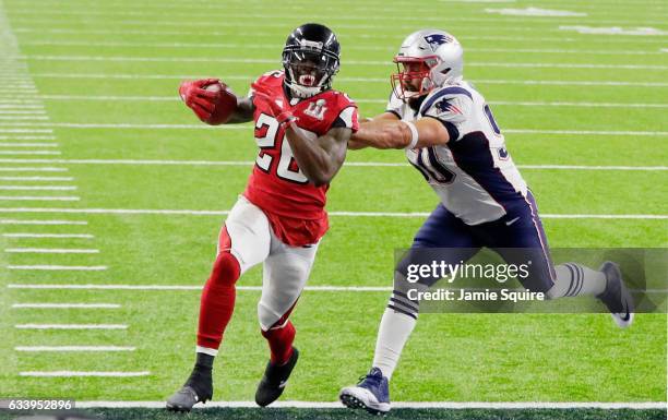 Tevin Coleman of the Atlanta Falcons scores a touchdown on a 6 yard reception over Rob Ninkovich of the New England Patriots in the third quarter...