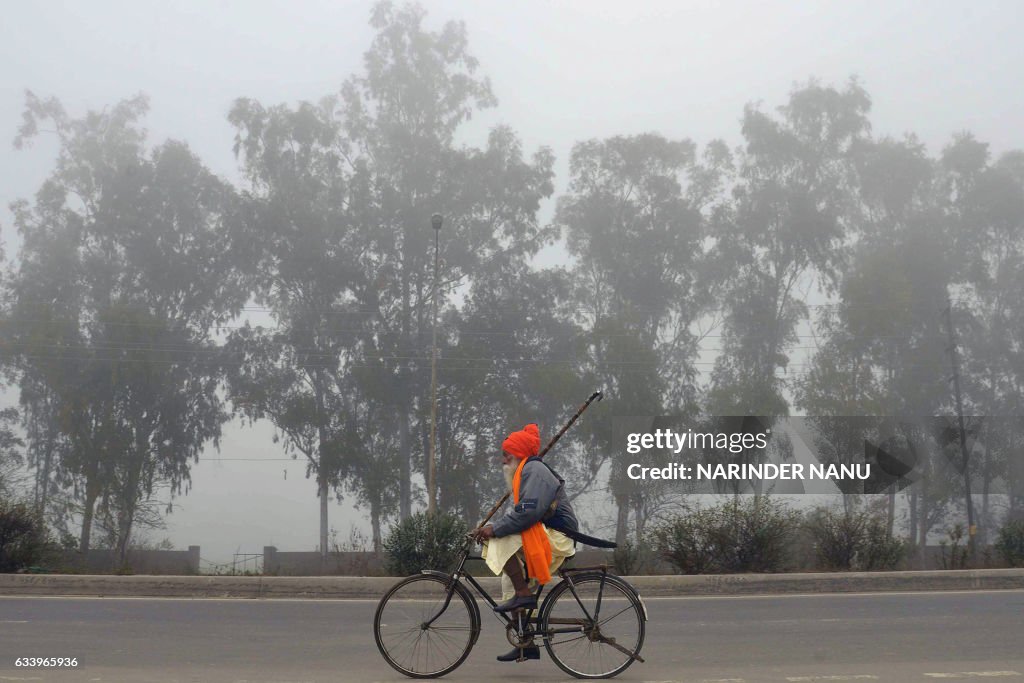 TOPSHOT-INDIA-WEATHER-FOG