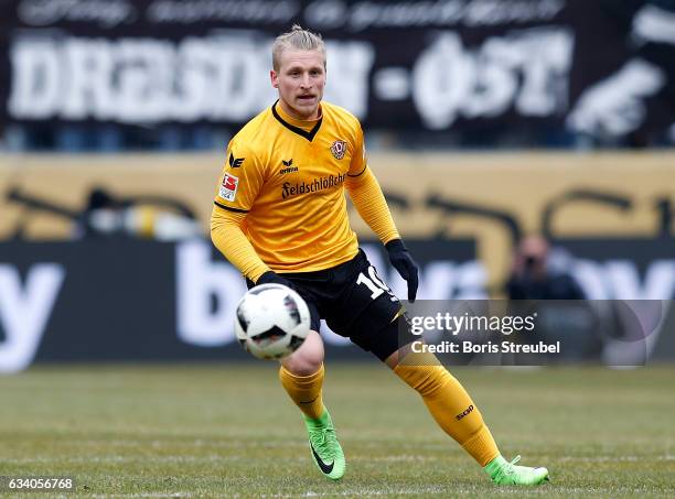 Marvin Stefaniak of SG Dynamo Dresden runs with the ball during the Second Bundesliga match between SG Dynamo Dresden and 1. FC Union Berlin at...