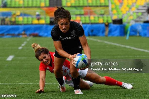 Ruby Tui of New Zealand holds off Amy Wilson Hardy of Great Britain to score a try during the Women's Rugby Sevens Semi Final match between Great...