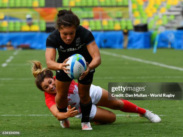 Ruby Tui of New Zealand holds off Amy Wilson Hardy of Great Britain to score a try during the Women's Rugby Sevens Semi Final match between Great...