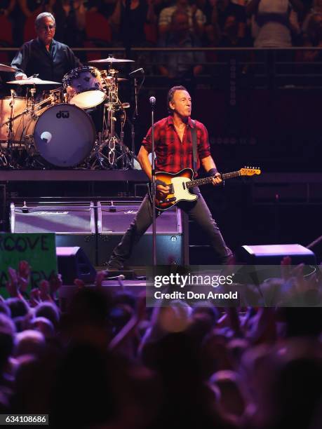 Bruce Springsteen Performance 202 Bruce Springsteen And The E Street Band Tour Sydney Stock Photos ...