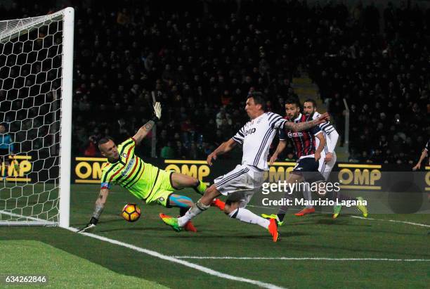 Mario Mandzukic of Juventus scores the opening goal during the Serie A match between FC Crotone and Juventus FC at Stadio Comunale Ezio Scida on...
