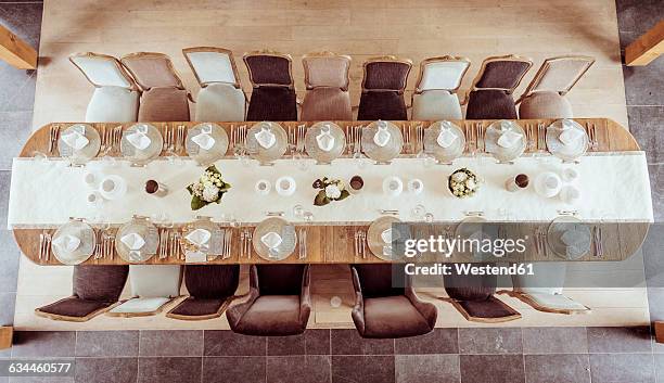 festive laid dinner table, wedding - wedding table setting stock-fotos und bilder