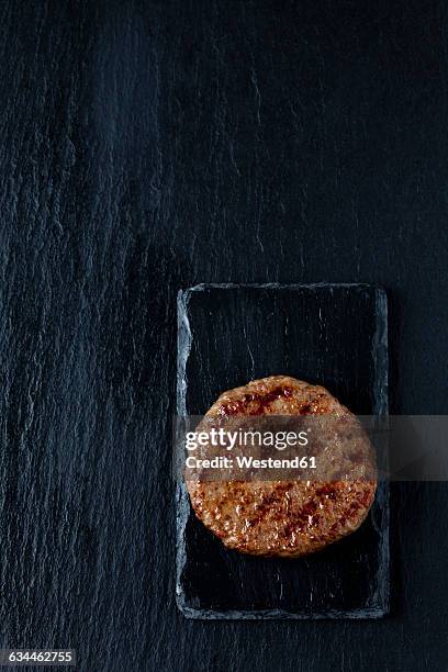 fried beef patty - gebakken in de pan stockfoto's en -beelden