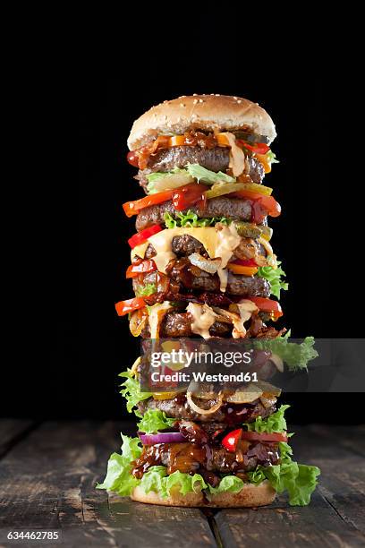 extra large hamburger - large cucumber stockfoto's en -beelden