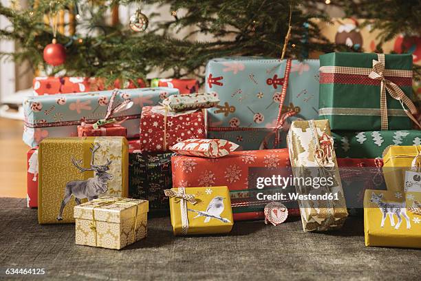 christmas presents under tree - gift lounge stock pictures, royalty-free photos & images