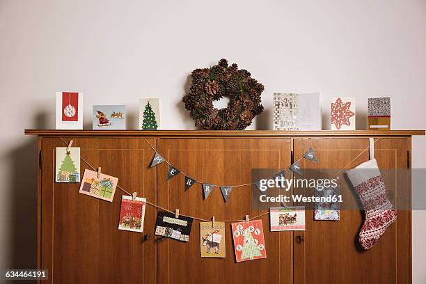 advent decoration on cabinet in living room - christmas card stockfoto's en -beelden
